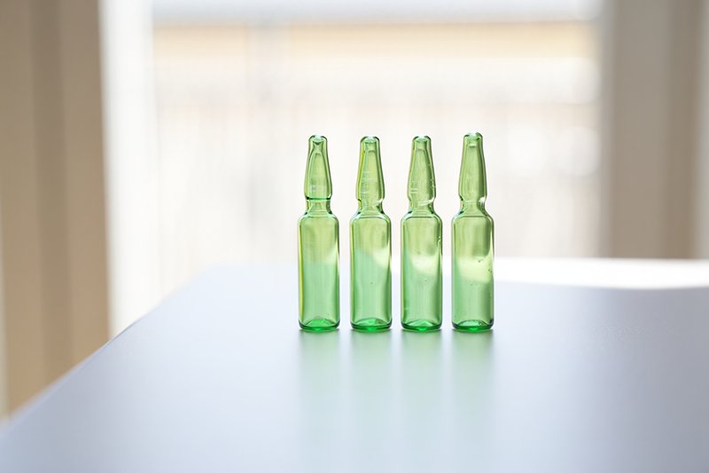 Ампулы на столе